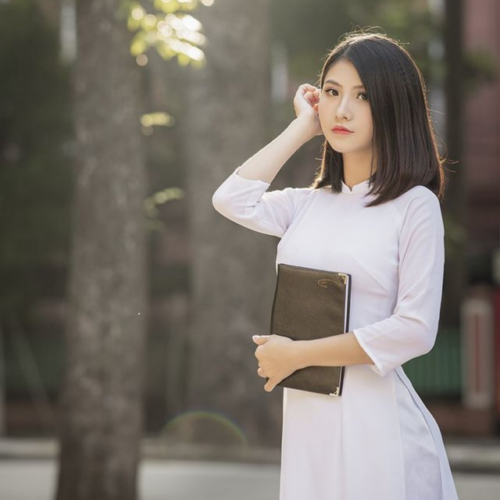 School girl's Ao Dai