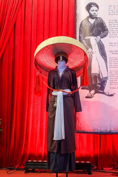 The ao dai exhibit is organized along Saigons Nguyen Hue pedestrian street to mark the 44th anniversary of the day Saigon-Gia Dinh was officially named after Ho Chi Minh. Dozens of outfits from ao dai Museum are on display, depicting their historic development.Ao tu than (four-part dress) had been worn by Vietnamese women since the 11th century. According to fashion designer Si Hoang, ao tu than used to be made of brown fabric without buttons, women normally tying them up while working. Older women wore dark plastrons inside their ao tu than, while the young opted for red or pink.